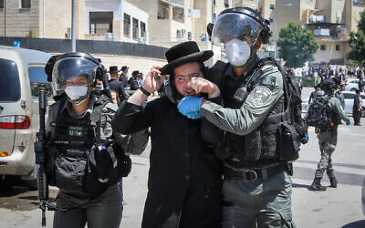 Police officers clash with ultra-Orthodox men during a raid in a neighborhood of Beit Shemesh on April 28, 2020 (Yaakov Lederman/Flash90)