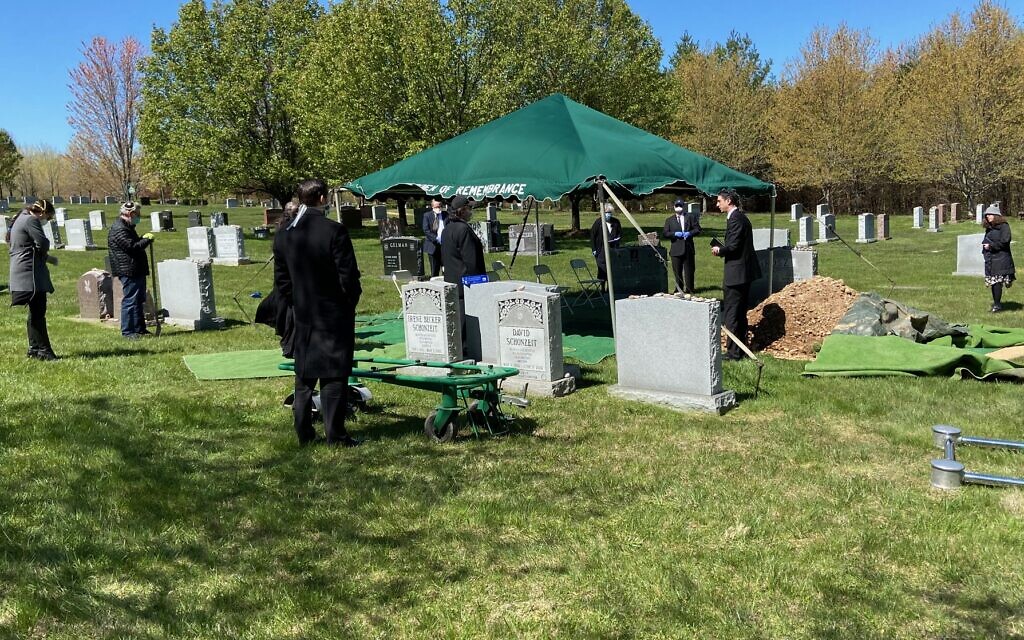The funeral of Anna Grosz at the Garden of Remembrance Cemetery in Clarksburg, Maryland, on Wednesday, April 22, 2020 (Courtesy).