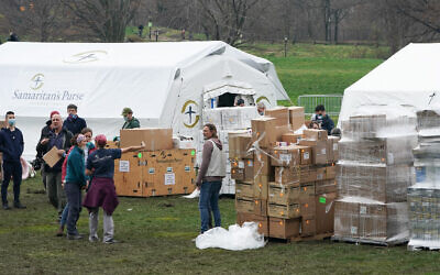 Volunteers from the International Christian relief organization Samaritans Purse set up an emergency field hospital in New York, March 31, 2020. (Bryan R. Smith/AFP)