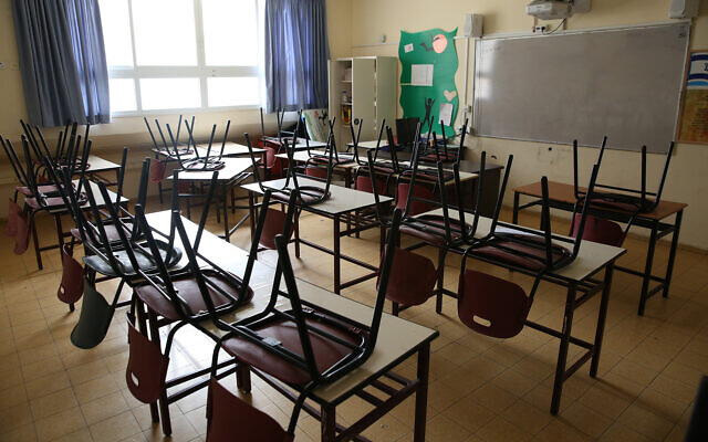 A closed school in the northern city of Safed, March 13, 2020. (David Cohen/Flash90)