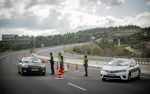 Illustrative: Police enforce a temporary road closure outside Jerusalem, April 8, 2020. (Yonatan Sindel/Flash90)