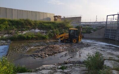 Dredging slurry from the Nablus Stream before it flows into the Alexander River. (Courtesy, Alon Heyman)