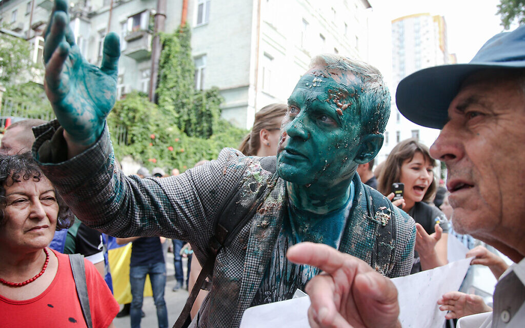 AntAC founder Vitaliy Shabunin was attacked with green antisepitic dye and pelted with pies during an anti-graft protest in Ukraine on July 17, 2018 )Photo Vyacheslav Ratynskyi / UNIAN)