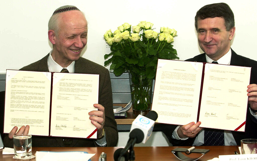 Illustrative: Rabbi Irving Greenberg, the chairman of the Holocaust Memorial Museum, left, and Leon Kieres, the chairman of Poland's Institute of National Remembrance, right, present the copy of a cooperation agreement between their institutions, Warsaw, May 9, 2001. ( AP Photo / Czarek Sokolowski)