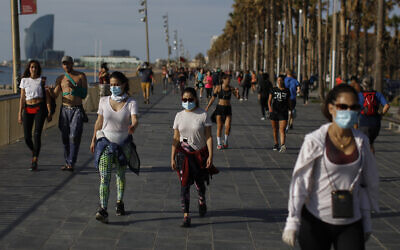 People walk along a seafront promenade in Barcelona, Spain, May 2, 2020 (AP Photo/Emilio Morenatti)