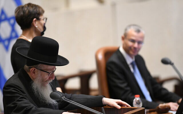 Housing Minister and United Torah Judaism chairman Yaakov Litzman takes an oath of office at the Knesset plenum on May 17, 2020. (Knesset)