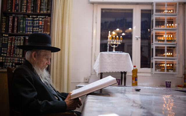 Rabbi Gershon Edelstein, head of the Ponevezh Yeshiva, at his home after lighting Hanukkah candles on December 5, 2018. (Aharon Krohn/Flash90)