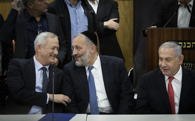Shas party chairman Interior Minister Aryeh Deri (center), Prime Minister Benjamin Netanyahu (left), and Blue and White leader Benny Gantz, at the Knesset on November 4, 2019. (Hadas Parush/Flash90)