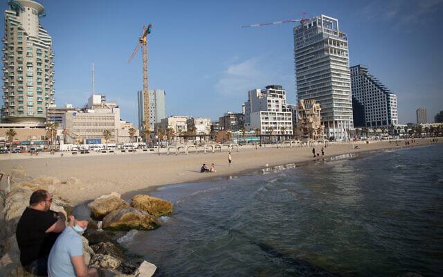 Israelis at the beach in Tel Aviv on May 1, 2020. (Miriam Alster/Flash90)