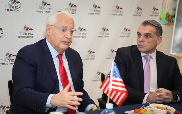 US ambassador to Israel David Friedman (L) with Efrat Mayor Oded Revivi in Efrat on February 20, 2020. (Gershon Elinson/Flash90)