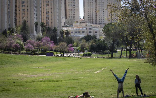 The almost empty Saker park in Jerusalem on April 4, 2020. (Olivier Fitoussi/Flash90)