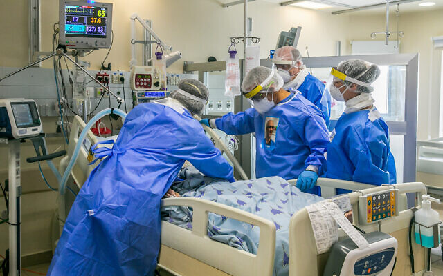 Doctors at Tel Aviv Sourasky Medical Center treat a patient in the coronavirus unit, May 4, 2020. (Yossi Aloni/Flash90)