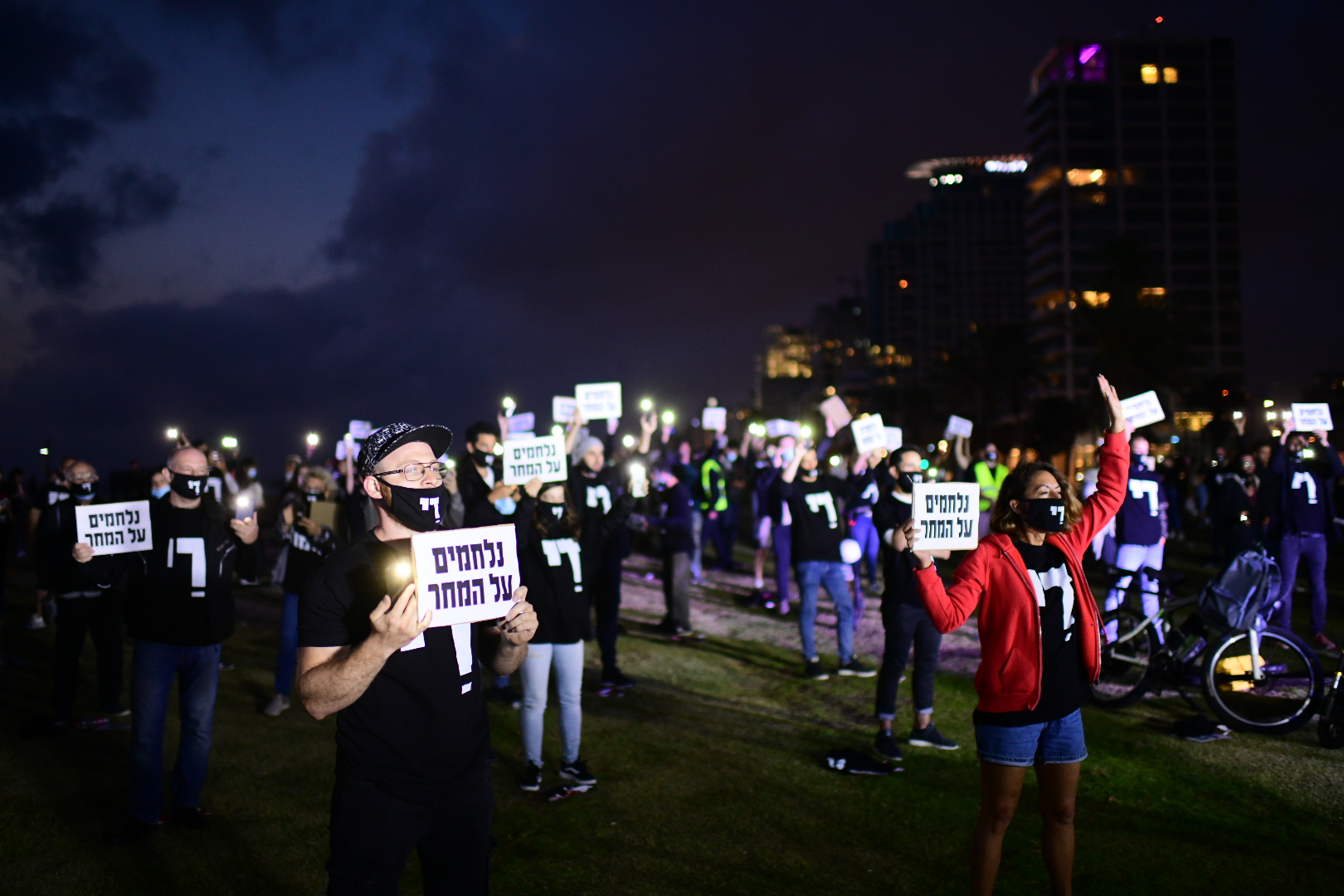 Small business owners and activists participate in a rally calling for financial support from the Israeli government in Tel Aviv, May 9, 2020 (Tomer Neuberg/Flash90)
