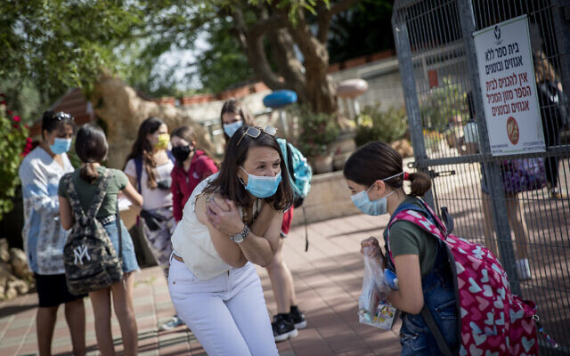 Students and teachers wear protective face masks as they return to school, at Hashalom School in Mevaseret Zion, near Jerusalem, May 17, 2020. (Yonatan Sindel/Flash90)