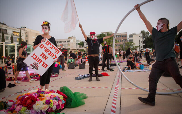 Street performers take part in a protest calling for financial support from the government at Habima Square in Tel Aviv, on May 20, 2020. (Miriam Alster/Flash90)