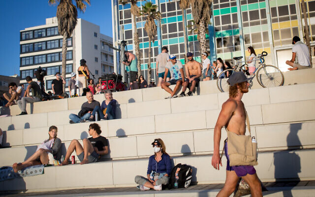Israelis enjoy a day at the beach in Tel Aviv on May 29, 2020. (Miriam Alster/Flash90)