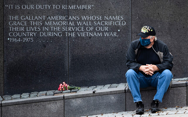 Vietnam Veteran Kitch Kichula, wearing a protective face mask as a precaution against the coronavirus, pays his respects at the at the Vietnam War Memorial on Memorial Day in Philadelphia, Pennsylvania, May 25, 2020. (AP/Matt Rourke)