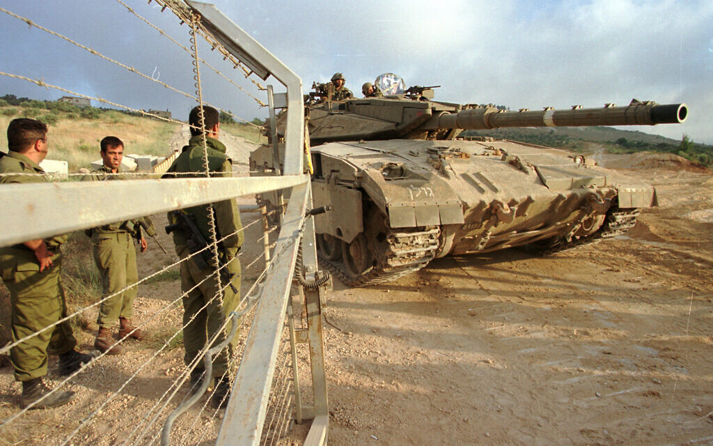 Israeli soldiers opening gates for tank during the IDF's withdrawal from Lebanon, on June 22, 2000. (Flash90)