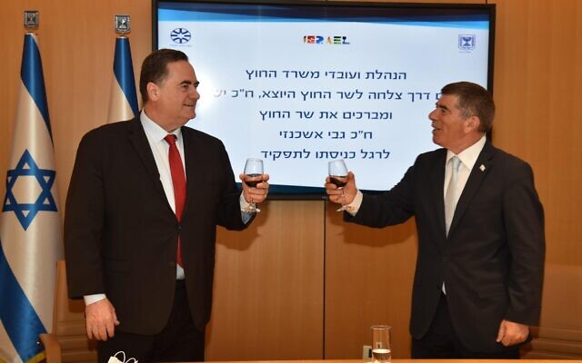 Incoming Foreign Minister Gabi Ashkenazi, right, with his predecessor, incoming Finance Minister Israel Katz, at the Foreign Ministry in Jerusalem, May 18, 2020 (Foreign Ministry)