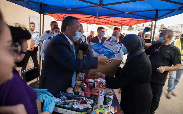 IDF Home Front Command soldiers and Jerusalem Mayor Moshe Lion give out food packages for Ramadan on May 05, 2020. (Olivier Fitoussi/Flash90)