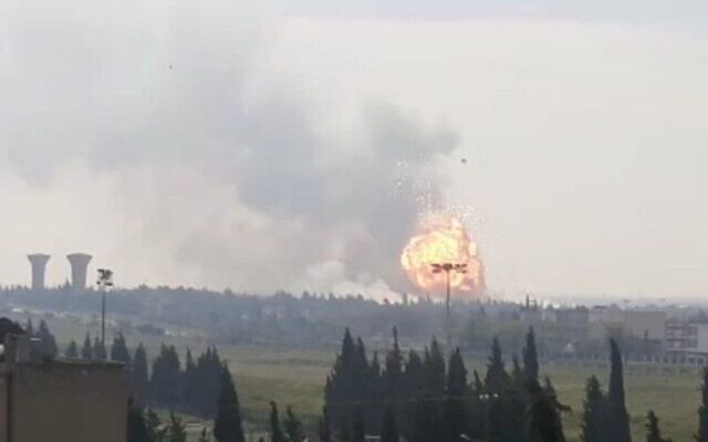 Se ve una explosión luego de un supuesto ataque israelí contra un alijo de armas de Hezbolá cerca de Homs en el centro de Siria el 1 de mayo de 2020. (Captura de pantalla: Twitter)