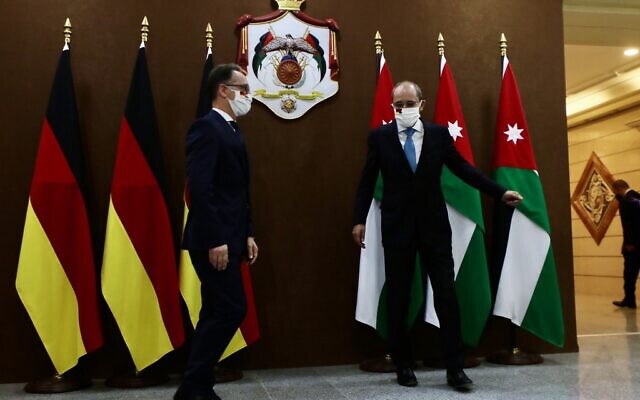 German Foreign Minister Heiko Maas (L) is received by his Jordanian counterpart Ayman Safadi in the Jordanian capital Amman, on June 10, 2020. (Ahmad SHOURA / AFP)
