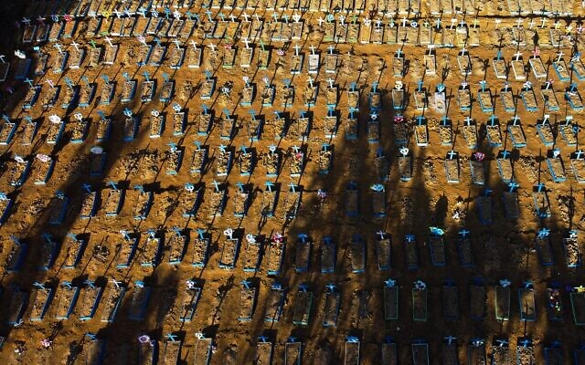 Aerial view showing graves in the Nossa Senhora Aparecida cemetery in Manaus on June 21, 2020. (Photo by MICHAEL DANTAS / AFP)