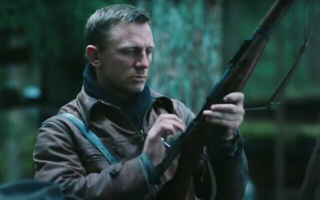 Daniel Craig as a Jew with a gun in 'Defiance.' (Screenshot from YouTube/ via JTA)