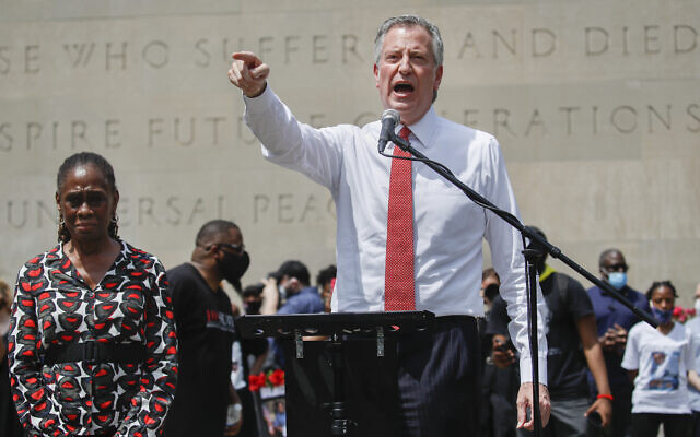 New York City Mayor Bill de Blasio speaks alongside his wife Chirlane McCray during a memorial service for George Floyd at Cadman Plaza Park in the Brooklyn borough of New York, June 4, 2020. (AP Photo/John Minchillo)