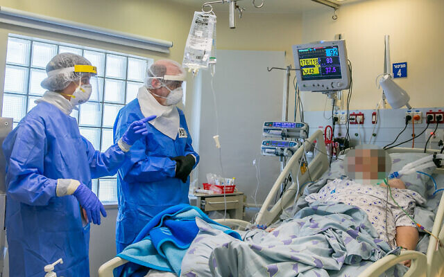 A medical team at the coronavirus unit at Ichilov hospital, Tel Aviv, Israel, May 4, 2020. (Yossi Aloni/Flash90)