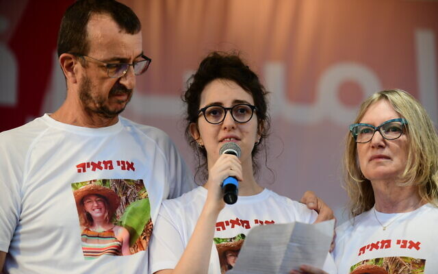 Shira Vishniak, center, whose sister Maya was killed in an incident of domestic violence, addresses a rally against violence towards women, in Tel Aviv, on June 1, 2020. (Tomer Neuberg/Flash90)
