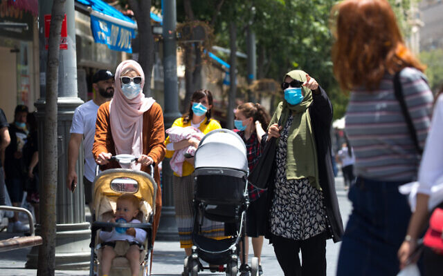 Israelis wearing face masks walk in Jerusalem on June 2, 2020. (Olivier Fitoussi/Flash90)