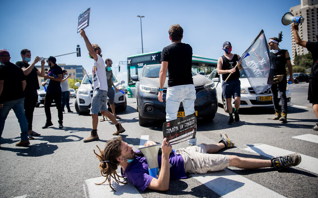 Israelis from the culture and arts industry clash with police during a protest outside the Finance Ministry in Jerusalem on June 15, 2020 (Yonatan Sindel/Flash90)