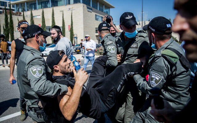 Workers from the culture and art industry clash with police during a protest outside the Finance Ministry in Jerusalem on June 15, 2020. (Yonatan Sindel/Flash90)