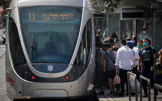 Israelis wearing face masks are seen on Jaffa Street in Jerusalem on June 28, 2020. (Yonatan Sindel/Flash90)