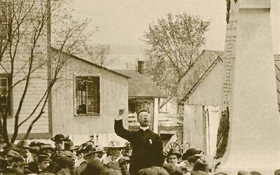 Lionel Groulx speaking before a large crowd, May 24, 1919. (Public domain)