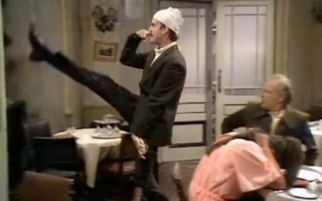 John Cleese as Basil Fawlty in a scene from 'The Germans' episode of the TV comedy series 'Fawlty Towers' (screen capture, YouTube: used in accordance with Clause 27a of the Copyright Law)