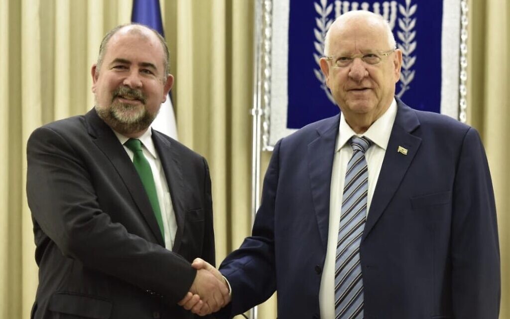 Ambassador Kyle O'Sullivan (L) presents his credentials to President Reuven Rivlin, August 7, 2019 (Irish Embassy in Israel/Twitter)