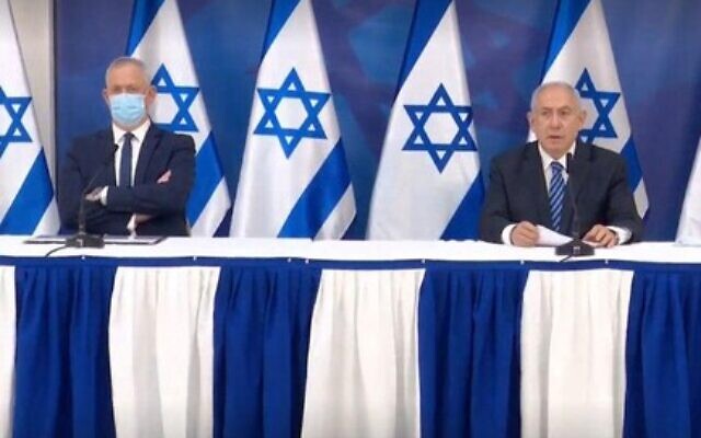 Defense Minister Benny Gantz (left) and Prime Minister Benjamin Netanyahu at a press briefing, July 27, 2020 (Gobi Gideon/GPO)