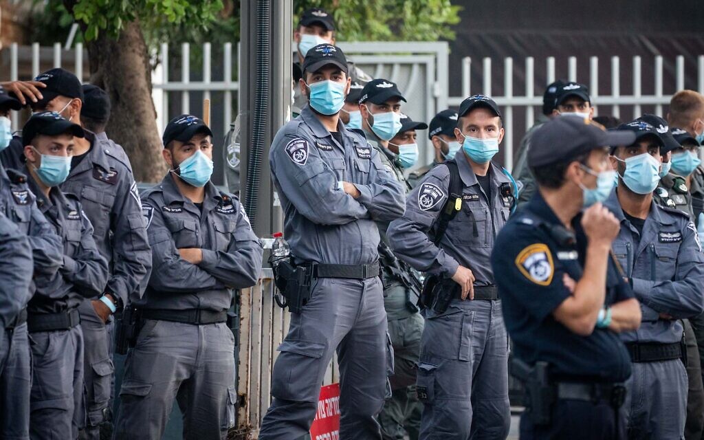 Israeli police officers stand guard during a protest outside the prime minister's official residence in Jerusalem on July 17, 2020. (Yonatan Sindel/Flash90)