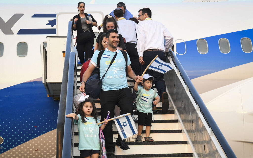 Illustrative: New immigrants from North America arrive on a flight arranged by the Nefesh B'Nefesh organization at Ben Gurion Airport, on August 14, 2019. (Flash90)