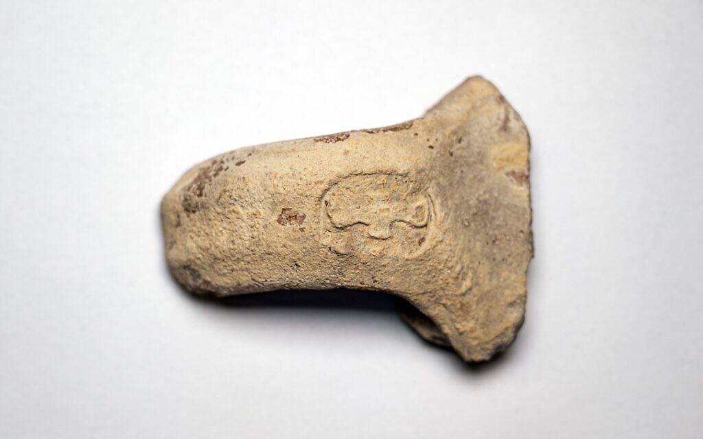 Two-winged royal ancient Hebrew 'LMLK' seal impression -- 'Belonging to the King' -- found at the 2,700-year-old administrative complex in Jerusalem's Arnona neighborhood. (Yaniv Berman, Israel Antiquities Authority)