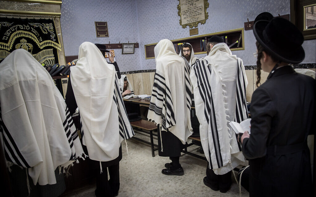 Ultra-Orthodox men pray at a synagogue in the neighborhood of Mea Shearim, Jerusalem, on May 20, 2020 (Yonatan Sindel/Flash90)