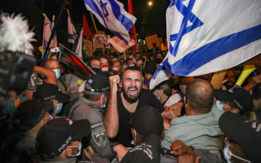 Border Police officers scuffle with demonstrators during a protest against Prime Minister Benjamin Netanyahu outside the PM's residence in Jerusalem, July 14, 2020. (Yonatan sindel/FLASH90)