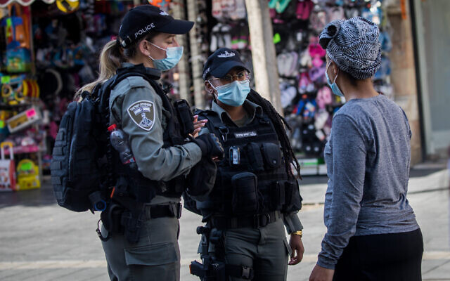 Border Police officers enforce coronavirus restrictions on Jaffa Street in Jerusalem on July 15, 2020. (Yonatan Sindel/Flash90)
