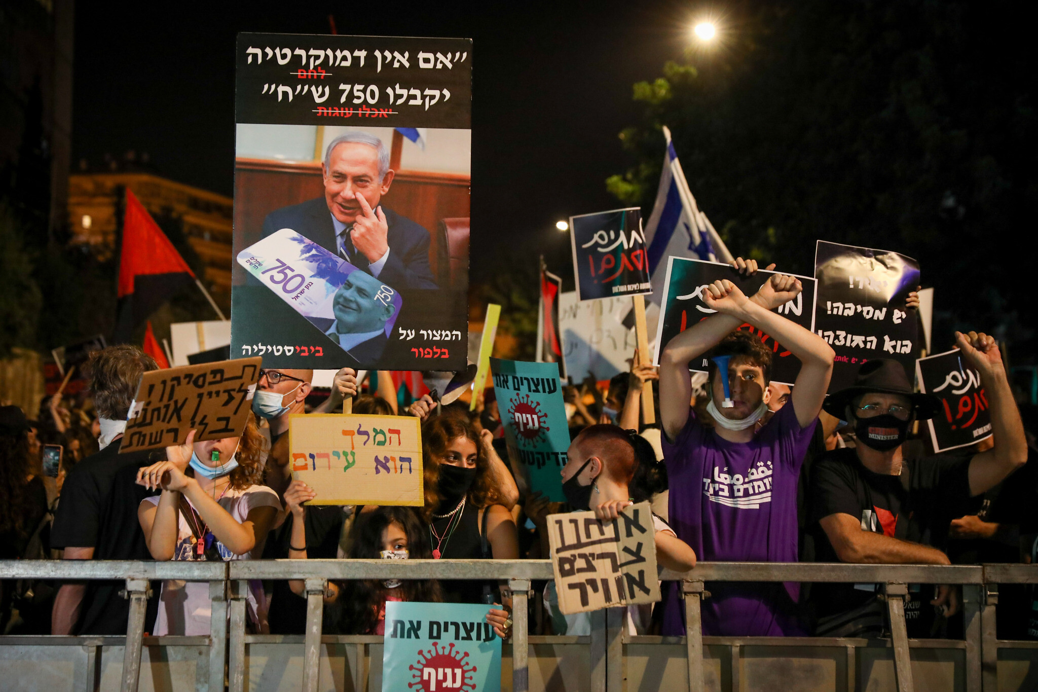 Demonstrators protest against Prime Minister Benjamin Netanyahu outside the Prime Minister’s Residence in Jerusalem, on July 16, 2020. Olivier Fitoussi/Flash90)