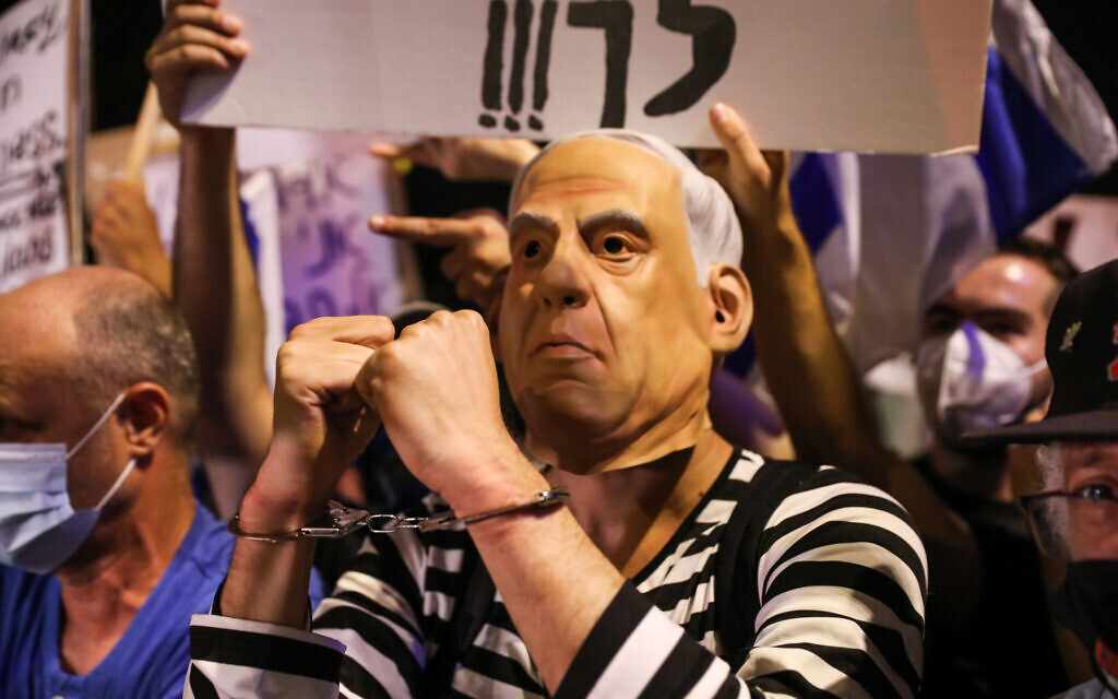 Israelis protest against Prime Minister Benjamin Netanyahu outside his official residence in Jerusalem on July 18, 2020. (Olivier Fitoussi/Flash90)