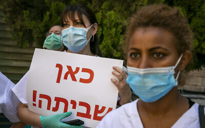 Nurses from Hadassah Medical Center protest against their work conditions at the Hadassah Medical Center in Jerusalem on July 20, 2020. (Olivier Fitoussi/Flash90)