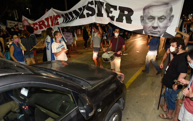 Israelis protest against Prime Minister Benjamin Netanyahu near his home in the northern coastal town of Caesarea, July 25, 2020. (Meir Vaknin/Flash90)