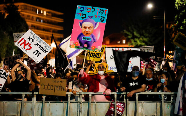 Israelis protest against Prime Minister Benjamin Netanyahu outside his official residence in Jerusalem on July 25, 2020. (Olivier Fitoussi/Flash90)